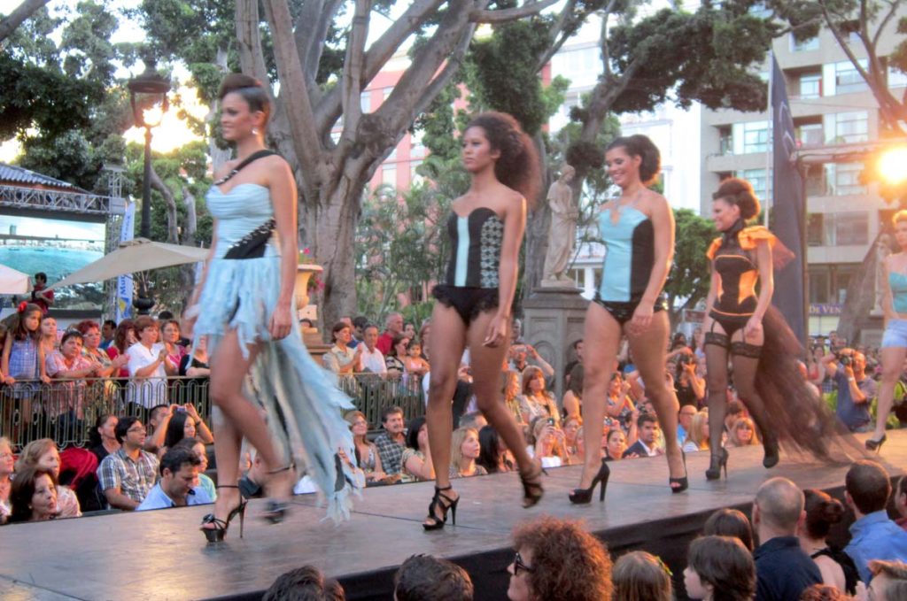 Algunas modelos deambulan por la pasarela al lado de la Plaza del Príncipe