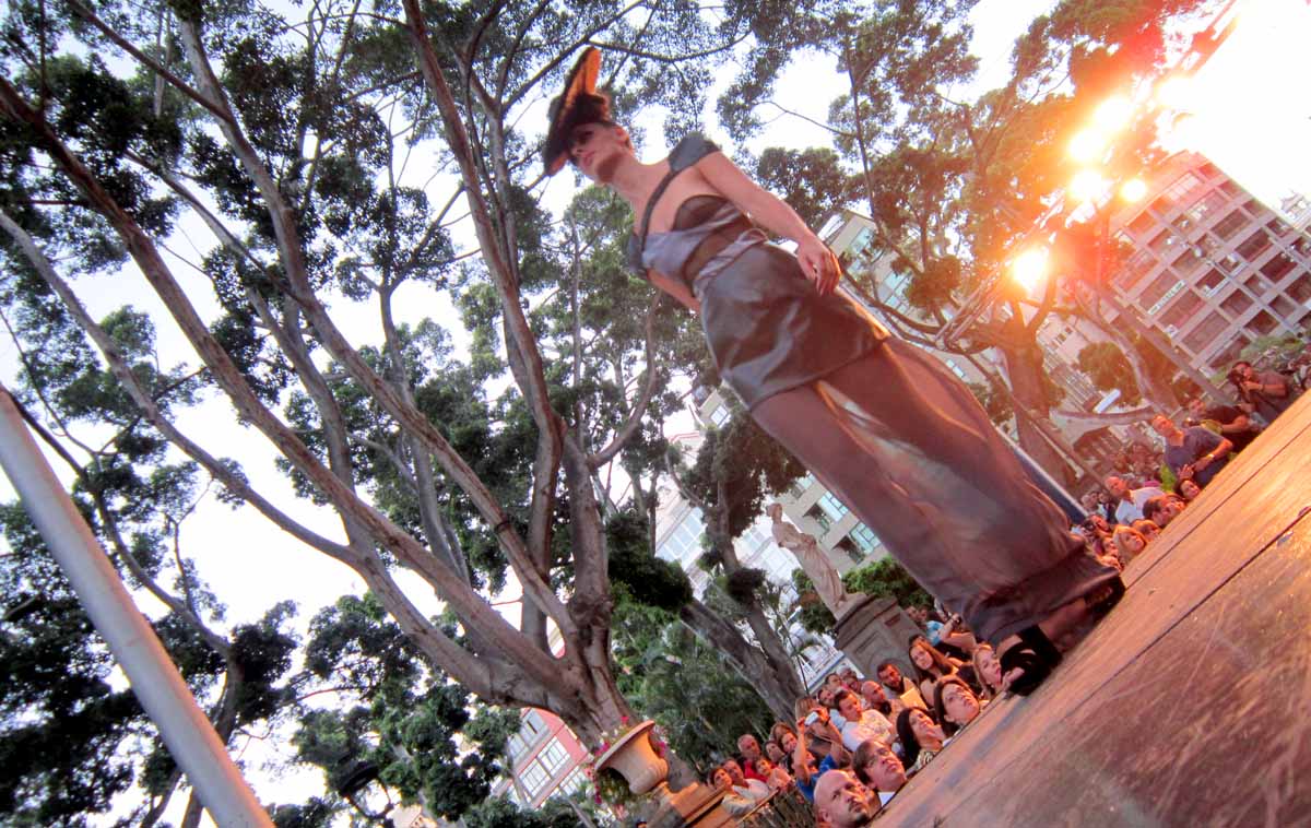 La pasarela de moda frente a la entrada del Parque de Príncipes de Santa Cruz