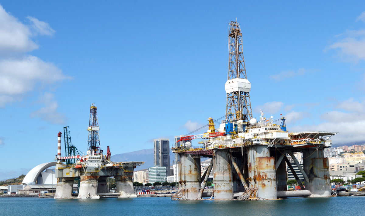 Un gran número de plataforma petroleras hace cola frente la costa de Santa Cruz para ser mantenidas