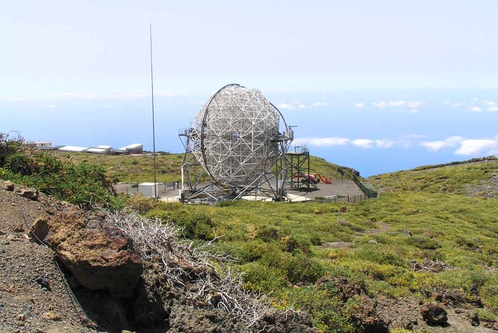 Enfocado en la búsqueda de agujeros negros: el telescopio MAGIC 