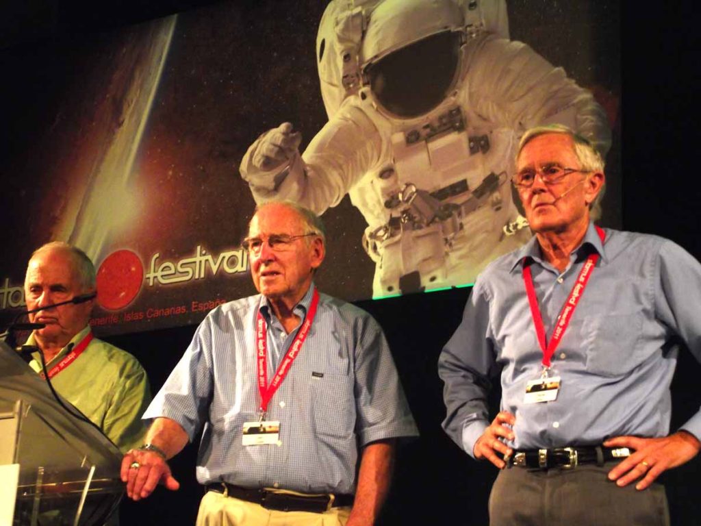 Los veteranos astronautas americanos: Jim Lovell (centro) y Charlie Duke (a la izquierda) 