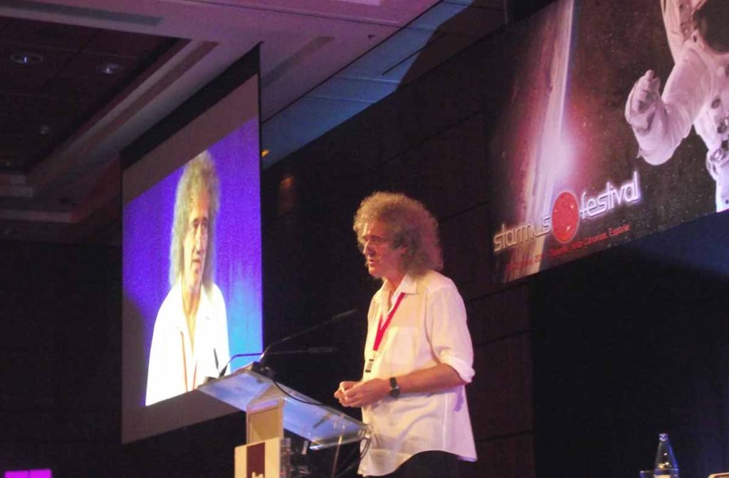 El músico y astrónomo Brian May durante su conferencia