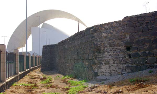 El Auditorio escondido por una ruina militar