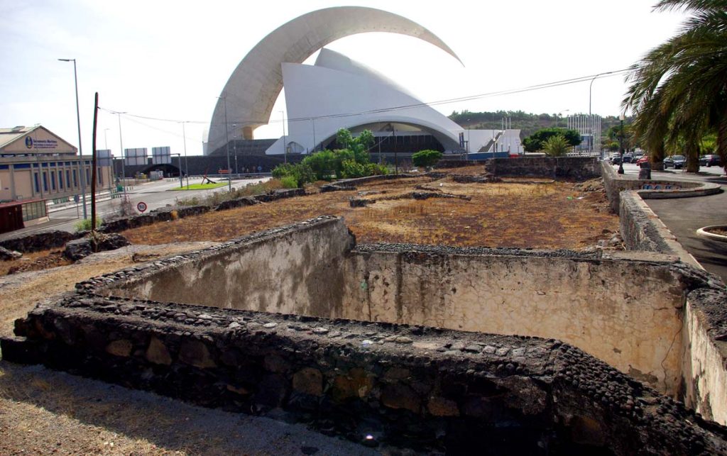 Las ruinas de antiguas instalaciones militares al lado del Auditorio de Tenerife  