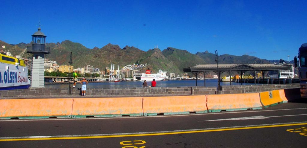 El muelle de ferris. En el fondo grúas y el macizo de Anaga 