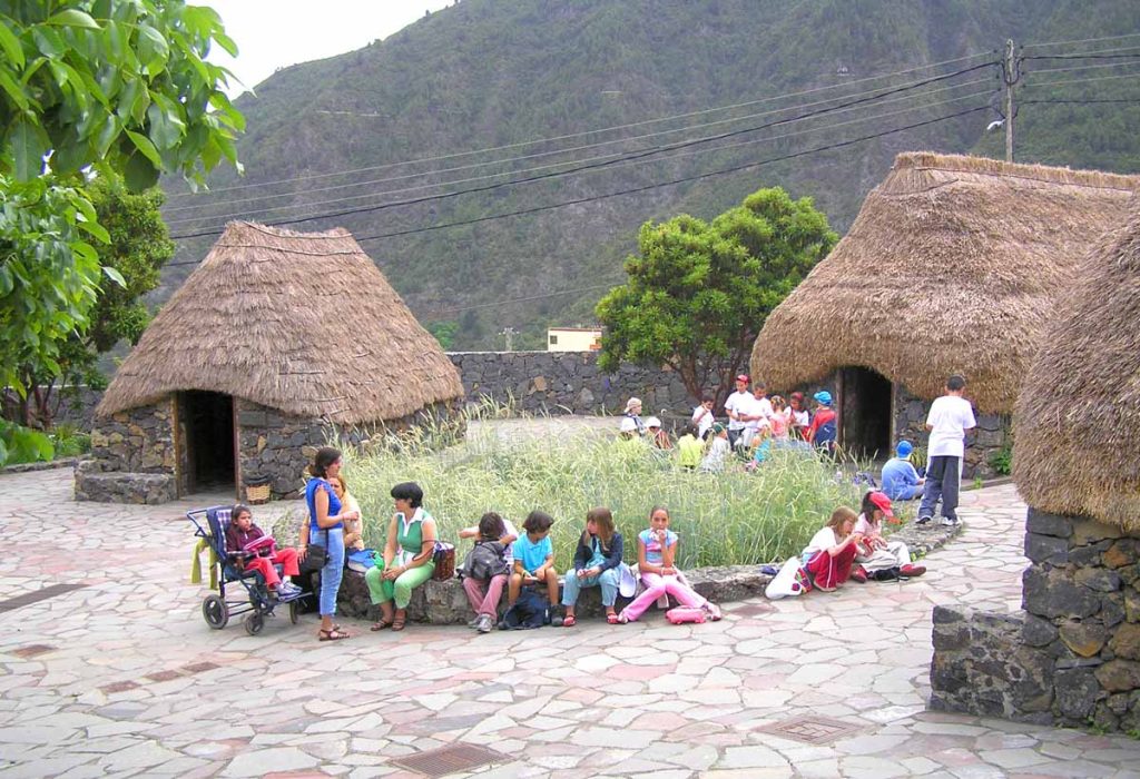 El museo etnológico al aire libre alberga un pueblo de antiguos pajares y cabañas 