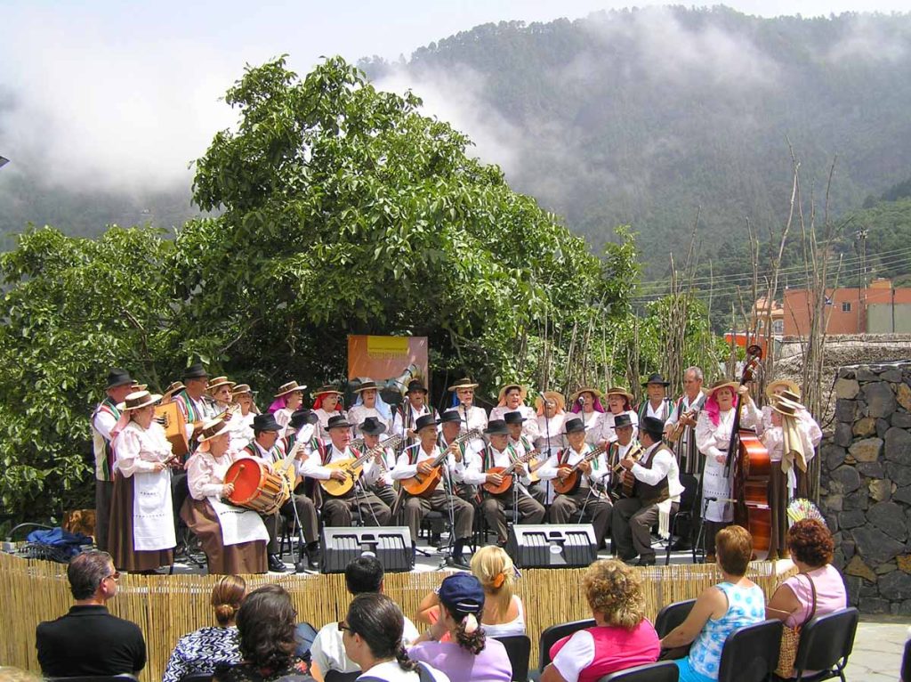 La banda de sonora de la Feria de Artesanía de Pinolere consiste en tradicional música canaria