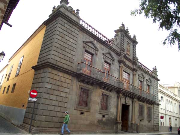 La fachada del Palacio Nava y Grimón