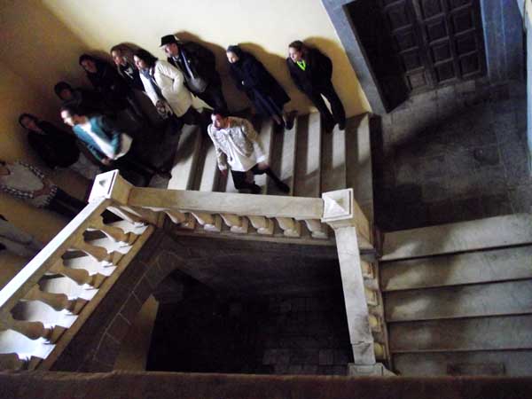 Visitantes en la escalera del palacio