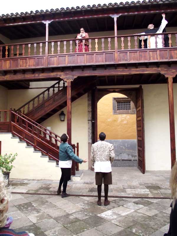 El Padre Mendoza en la galería del convento 