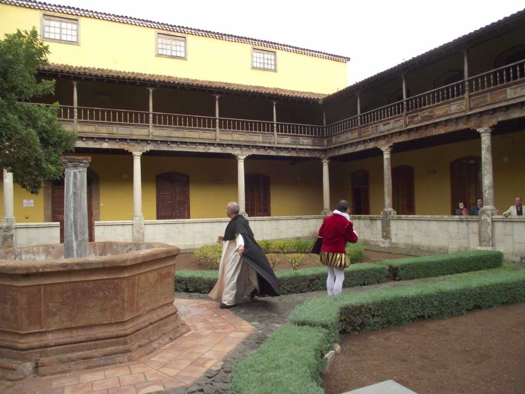 Escena teatral de la ruta teatralizada en un patio interior del ex convento de Santo Domingo