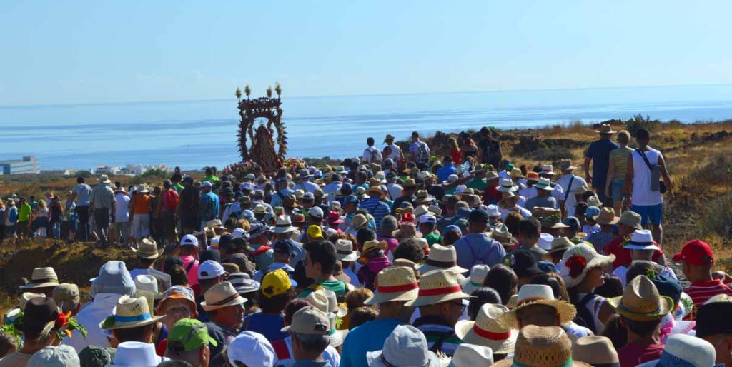 El desfile de la Bajada de la Virgen de El Socorro se acerca a la costa