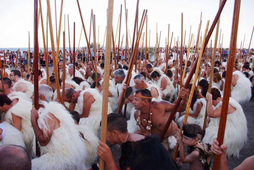 Toda la tribu se arrodilla para rezar