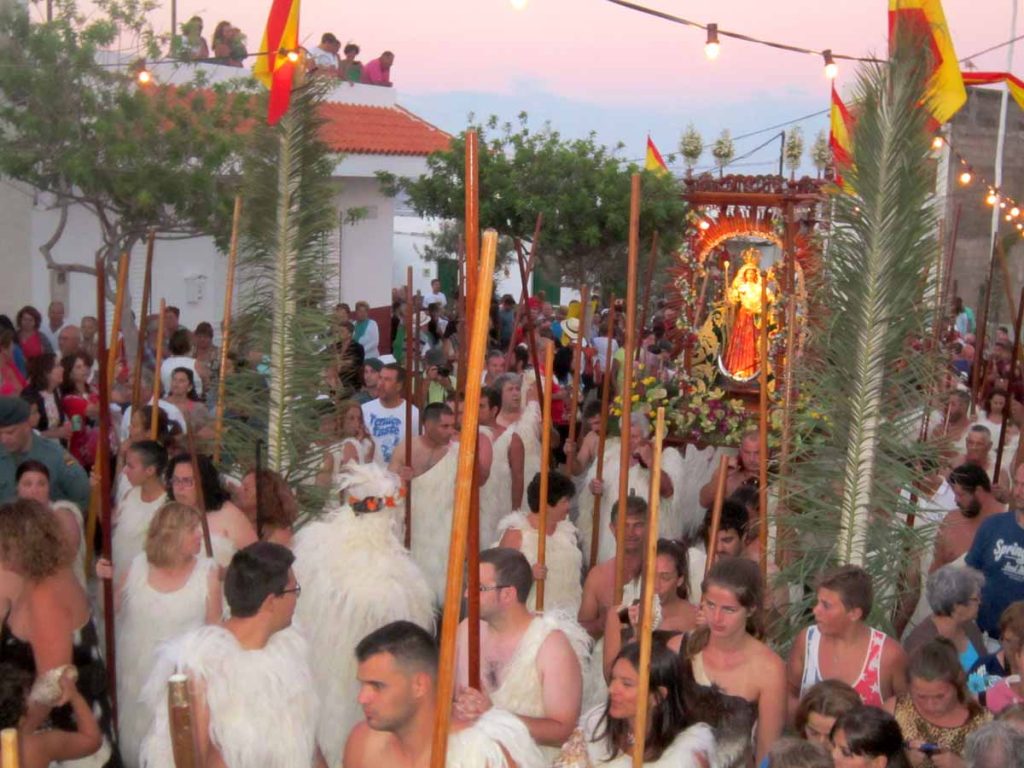 Los guanches van en procesión para traer la virgen a la pequeña ermita del El Socorro