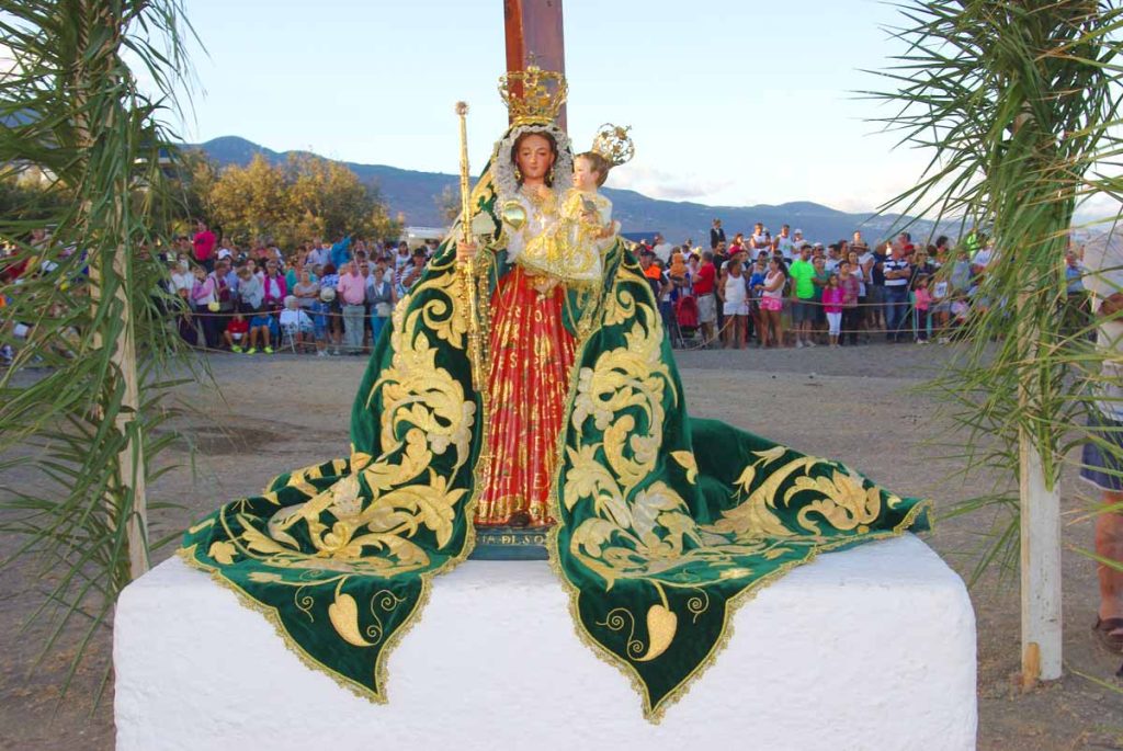 La Virgen de El Socorro en su lugar previsto durante la obra teatral en la playa de El Socorro