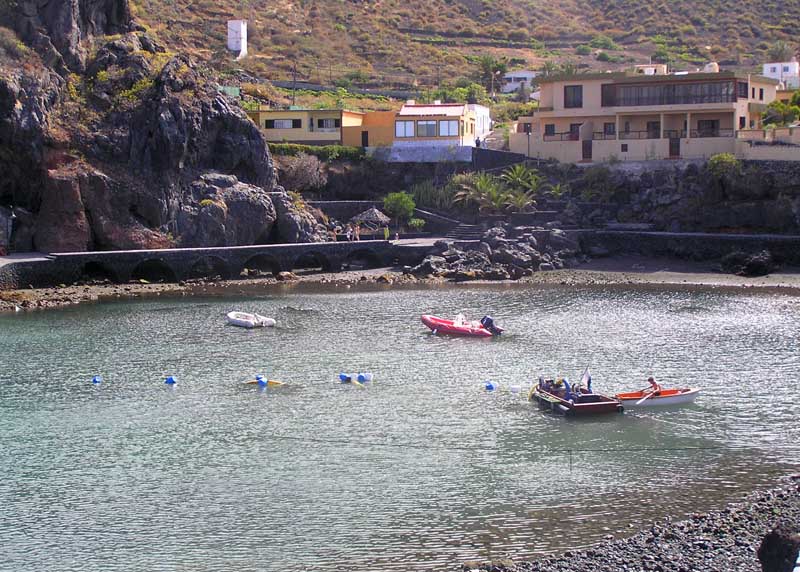 . . . dan acceso a la bahía de Tamaduste