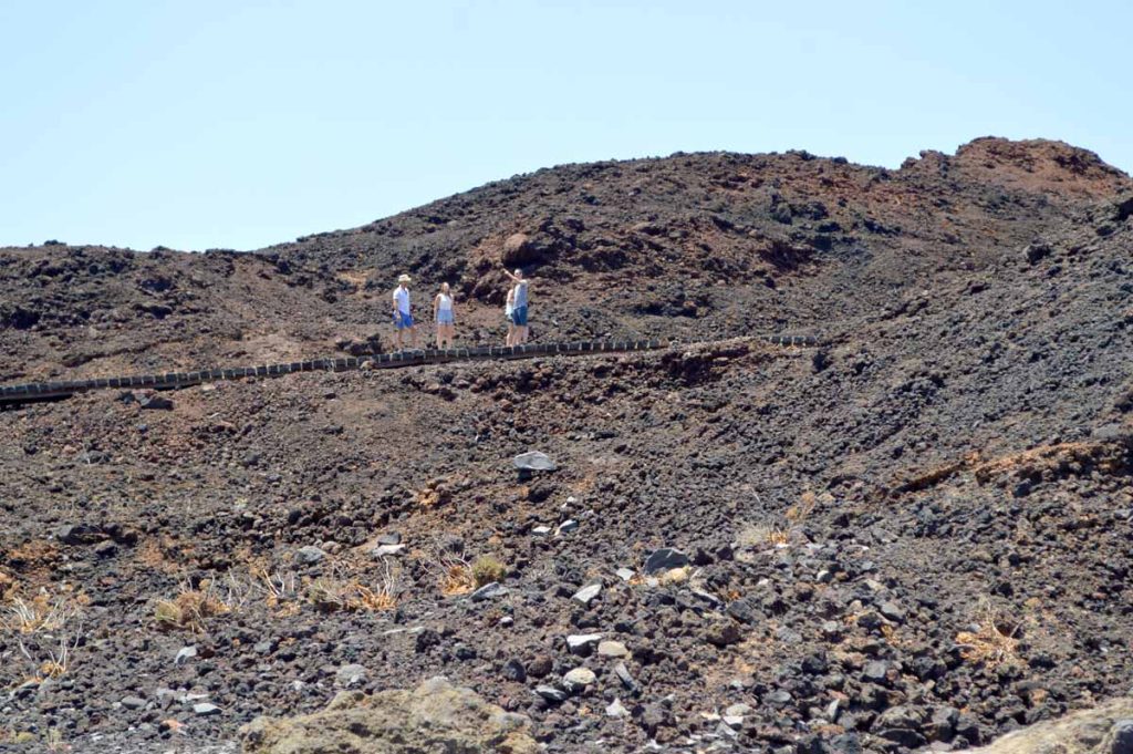 Caminos conducen por el pequeño desierto rocoso