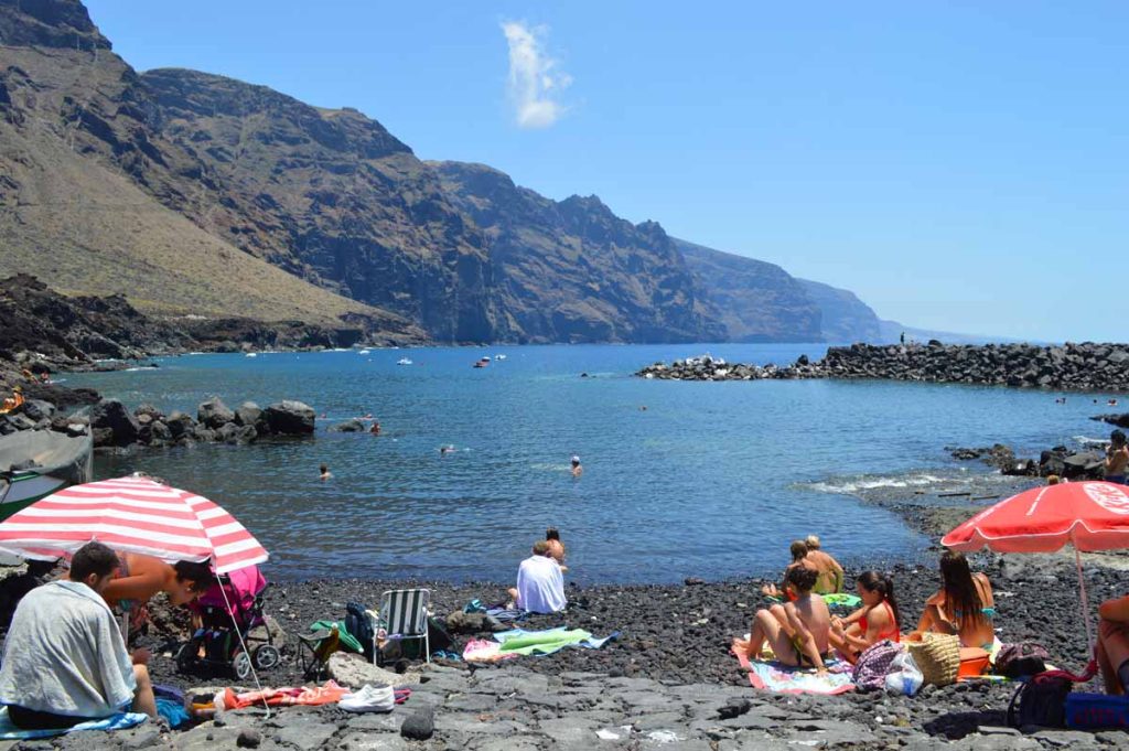 La pequeña playa está accesible en barco