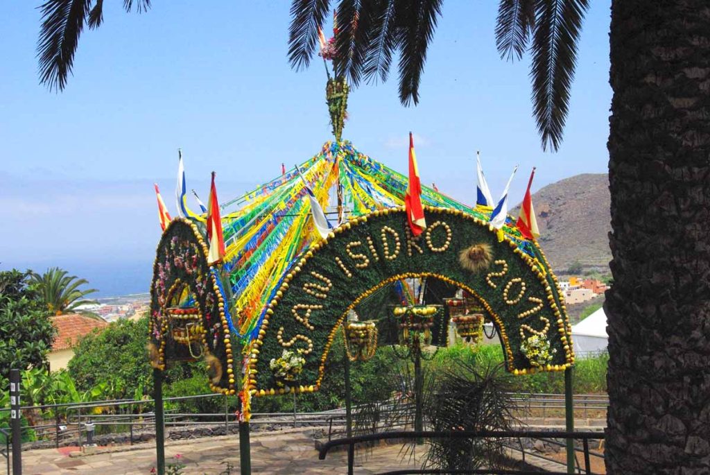 Un arco anunciador hecho de materiales vegetales