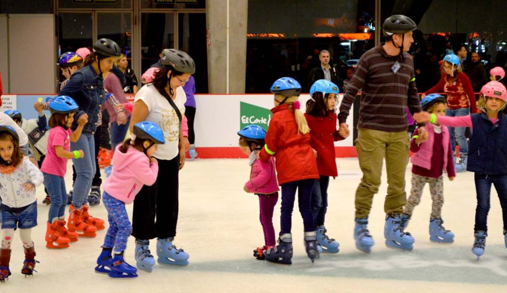 En algunos años el PIT está equipado de una pista de hielo