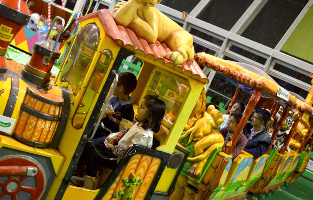 Pequeños trenes pasan por la zona PIT del Recinto Ferial