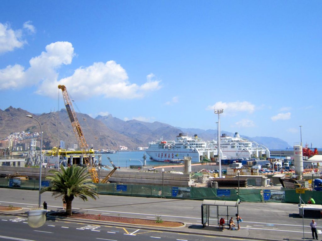 Vistas al muelle de ferris del puerto de Santa Cruz