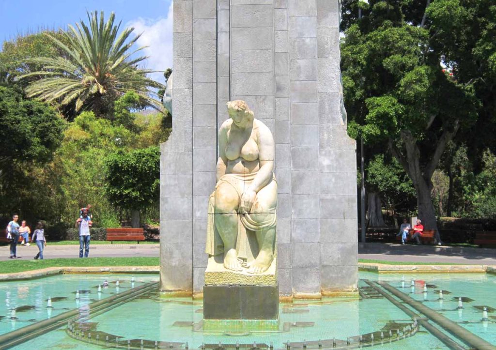 La estatua está en el centro del estanque a el que conducen todos los caminos