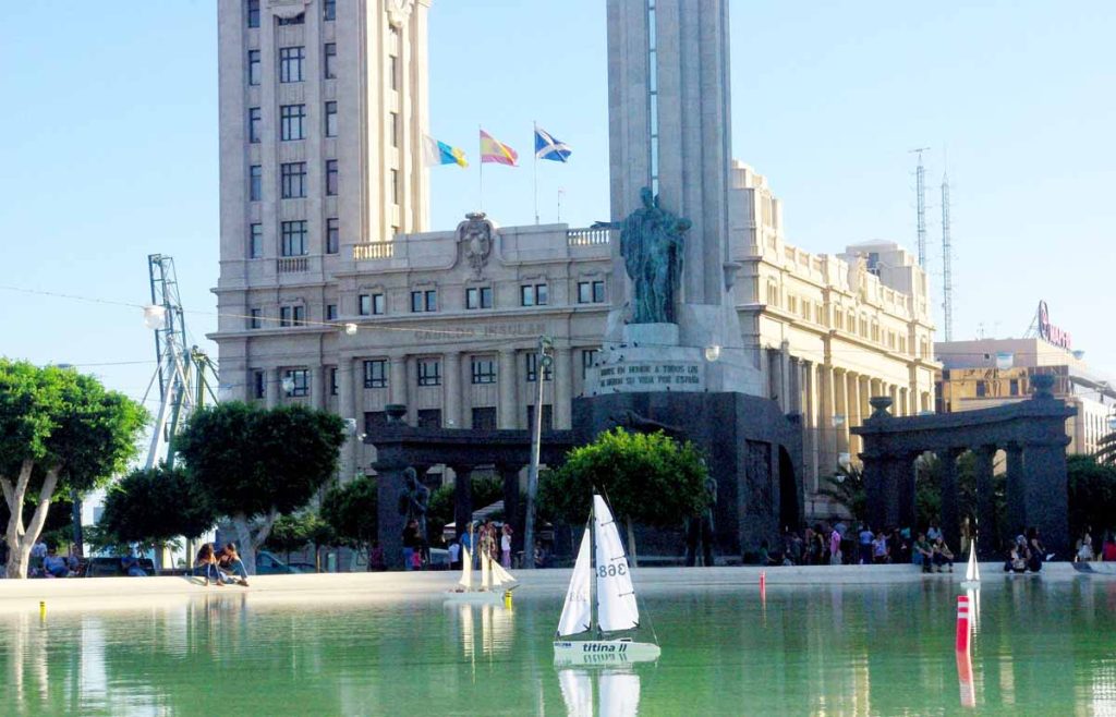 Los barcos dirigidos pasan arriba y abajo frente la fachada del Palacio Insular