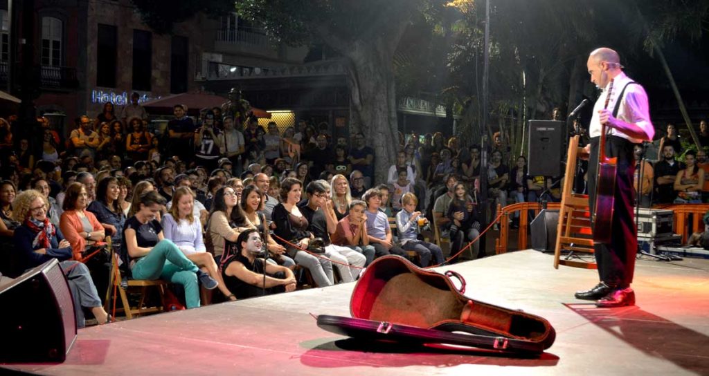 El actor Pepe Viyuela salió a las tablas del FIC y  encantó al público con sus payasadas 