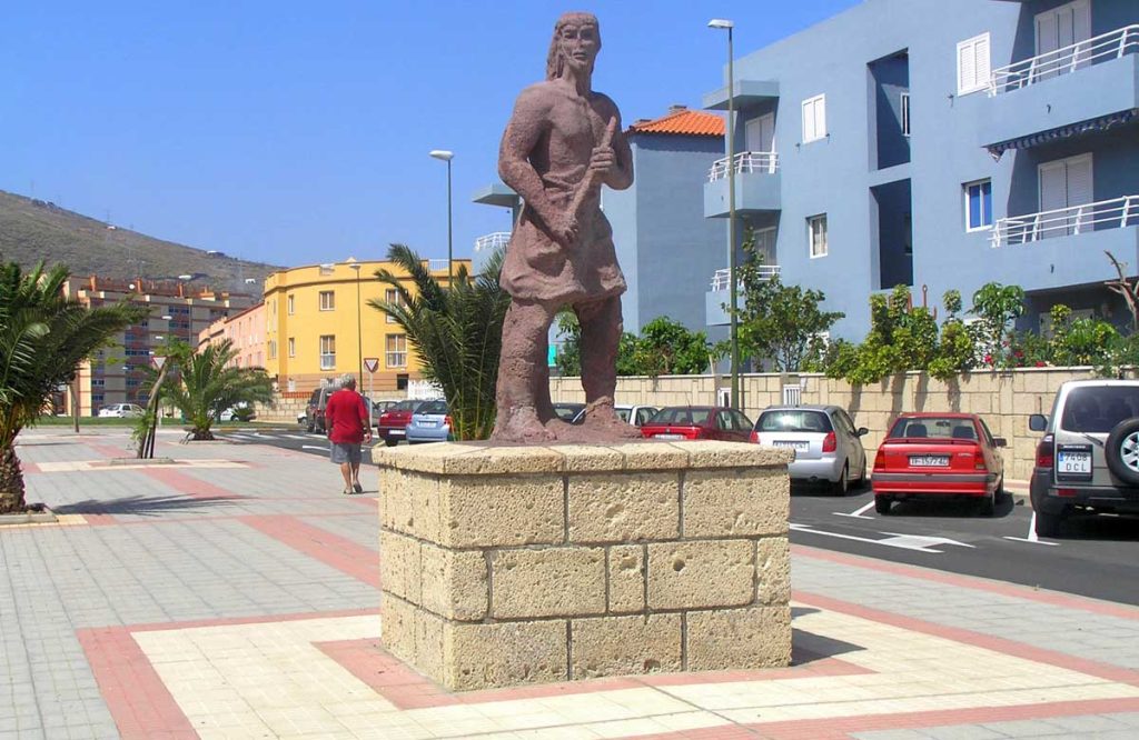 En la Avenida de Puntalarga está la primera generación de esculturas en honor a los menceyes guanches 