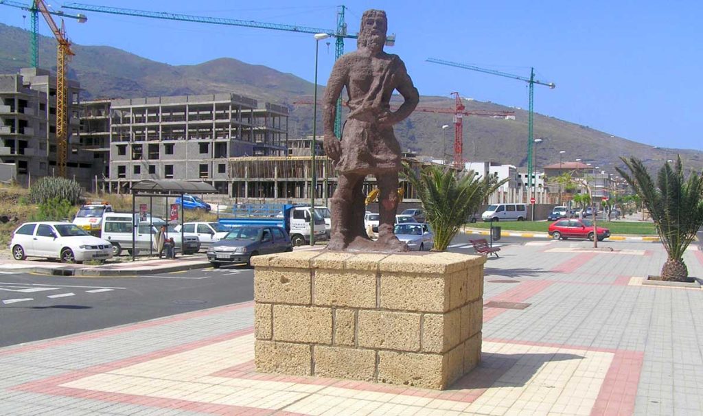 SSe sustituyeron las estatuas de piedra por figuras de bronce, material que resiste más al viento y la salada agua del mar 