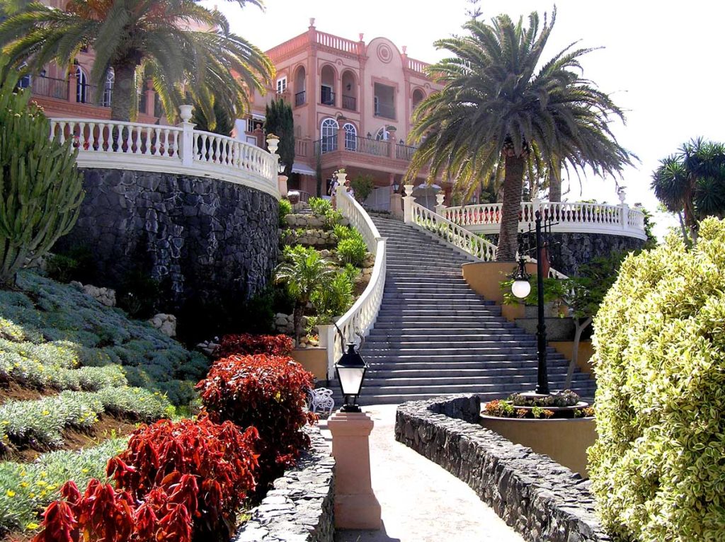 Opulentas escaleras conducen desde el jardín al edificio principal 