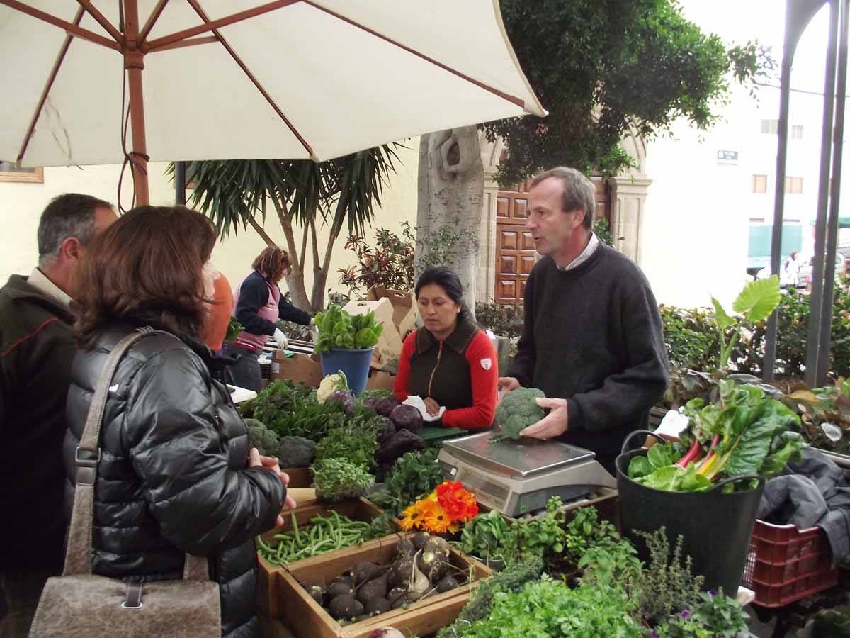 El presidente del mercado, Gerd Schlicht,en su puesto de venta