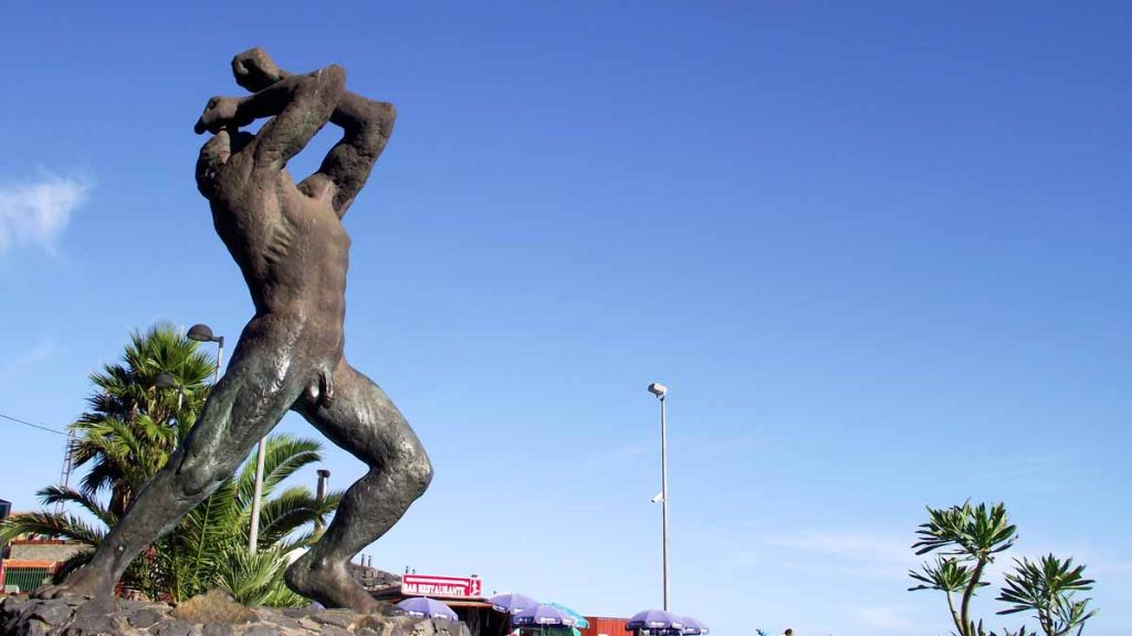 El monumento al Bentor en la cima del Tigaiga en Icod el Alto. Tras la derrota final, el guerrero se arrojó a la profundidad para acabar con su vida 