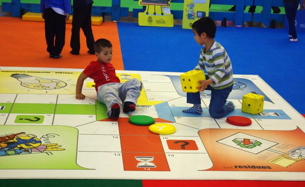 Juegos de mesa en tamaño más que natural encantan a los peques