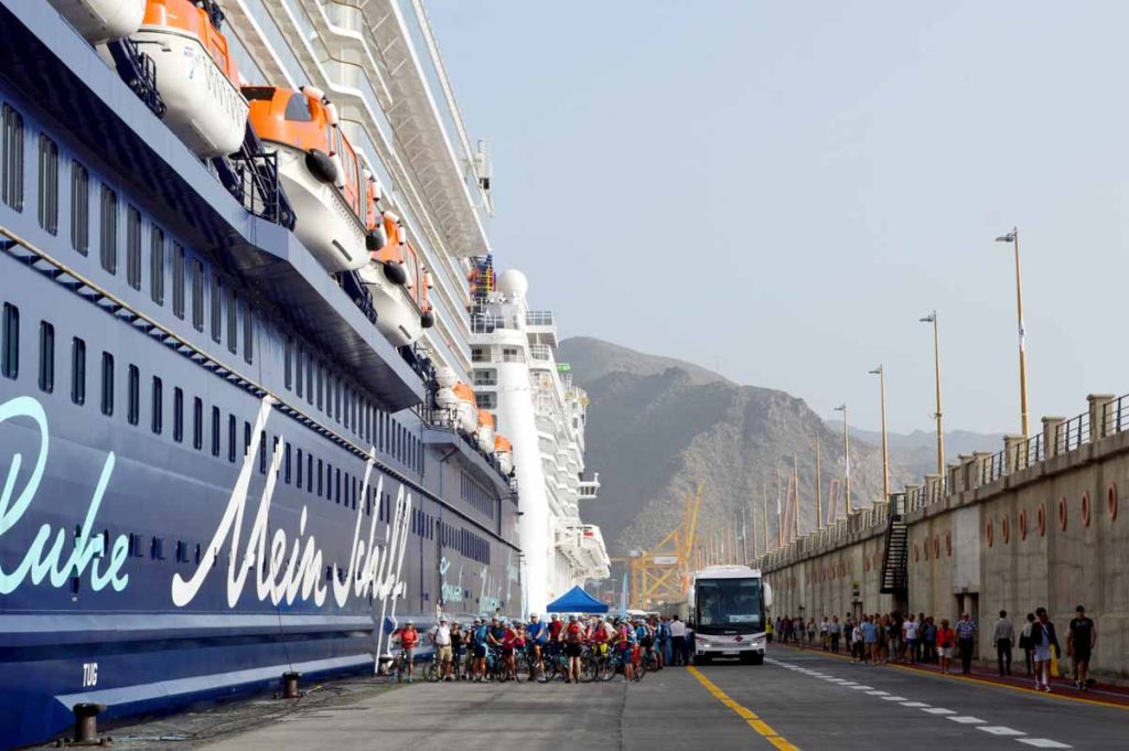 Por la mañana, empieza la excursión en bicicleta de los pasajeros al lado del costado del Norwegian Epic