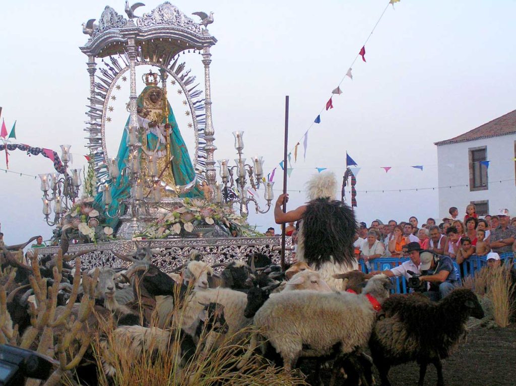 El pastor guanche está deslumbrado por la belleza de la virgen y no sabe cómo seguir