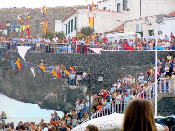 El público persigue la obra desde la escalera de la catedral 