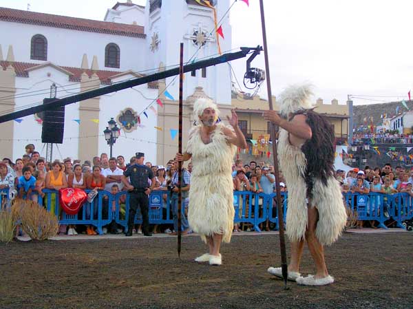 . . . mientras los pastores guanches debaten con la grúa de cámara en el fondo