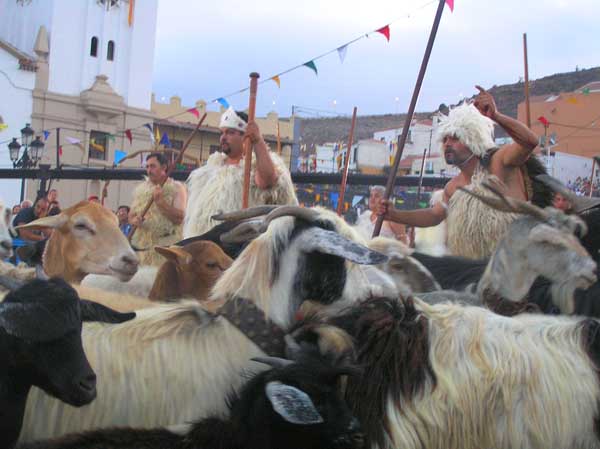 Al principio de la obra llegan las cabras . . .