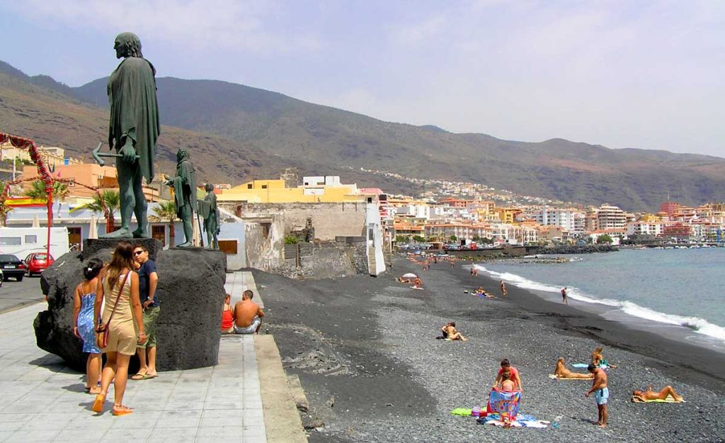 Las grandes figuras de los menceyes marcan el límite entre la playa y la plaza de la Basílica