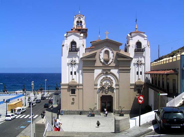 El acceso a la plaza de la Basílica . . . 