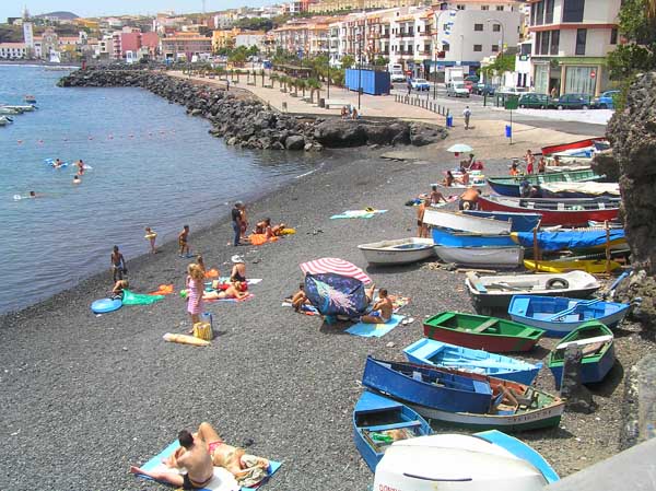 La playa está al otro lado del pueblo