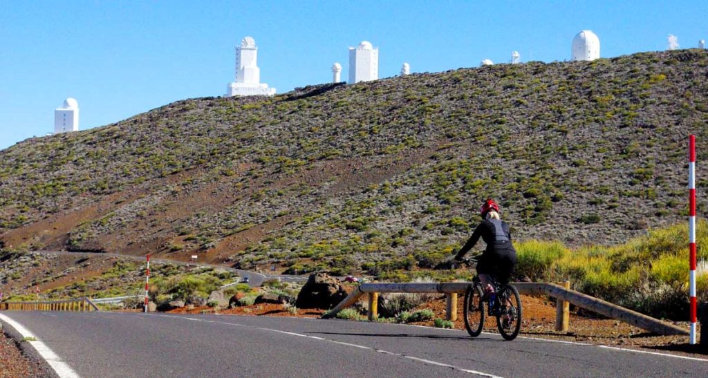 Las edificaciones del observatorio saludan a la ciclista 