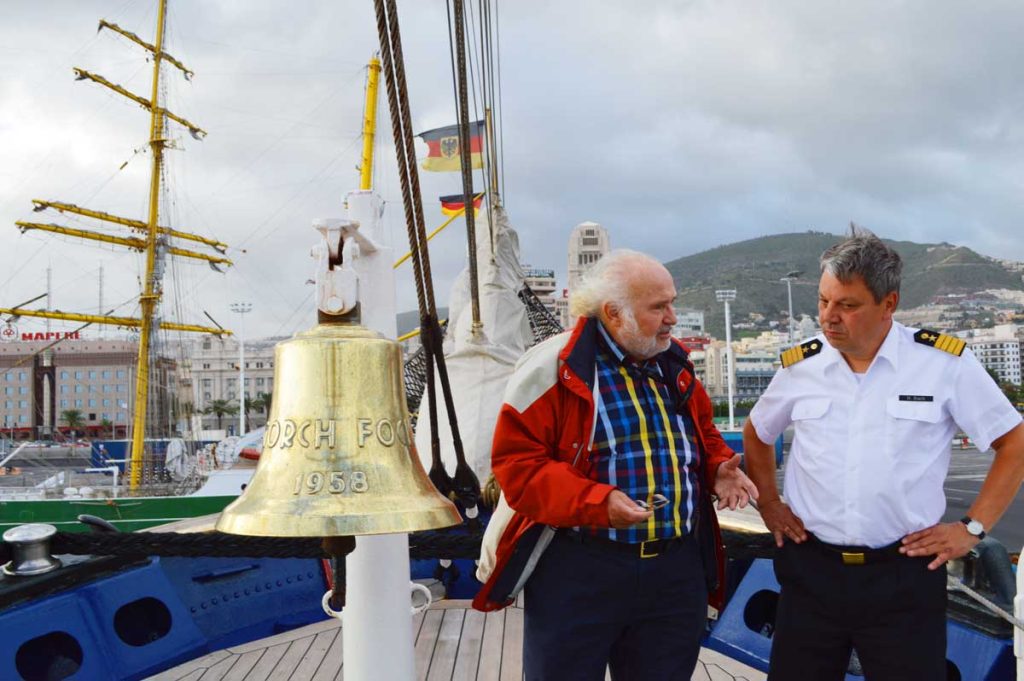 El comandante Helge Risch explica al  editor de Megawelle, Hans-Georg Scholz, detalles técnicos del buque