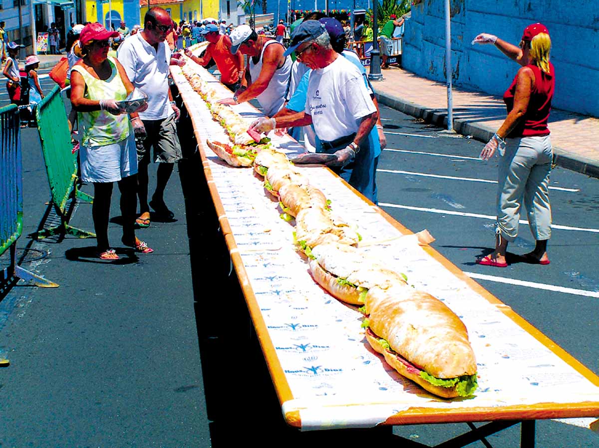 El “Pan Gigante” de las Fiestas en honor al Cristo del Gran Poder en Bajamar