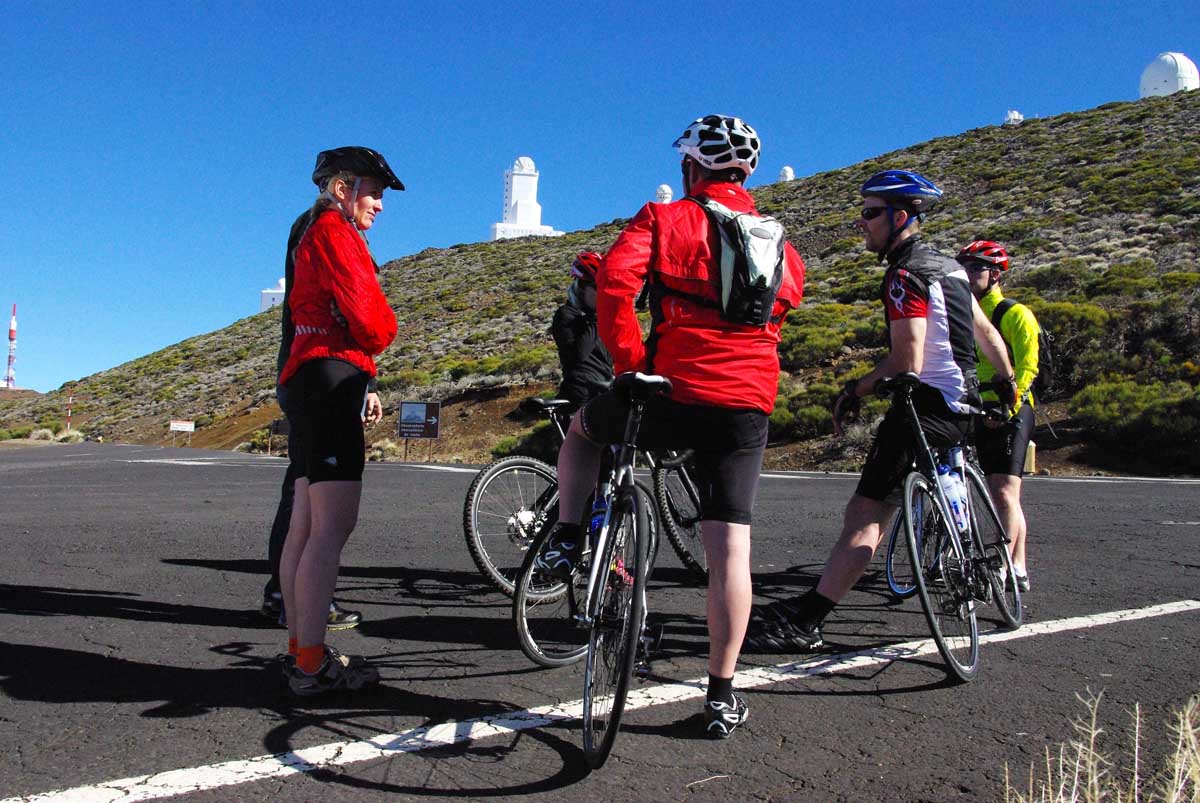 Excursionistas en bicicleta delante del observatorio tinerfeño