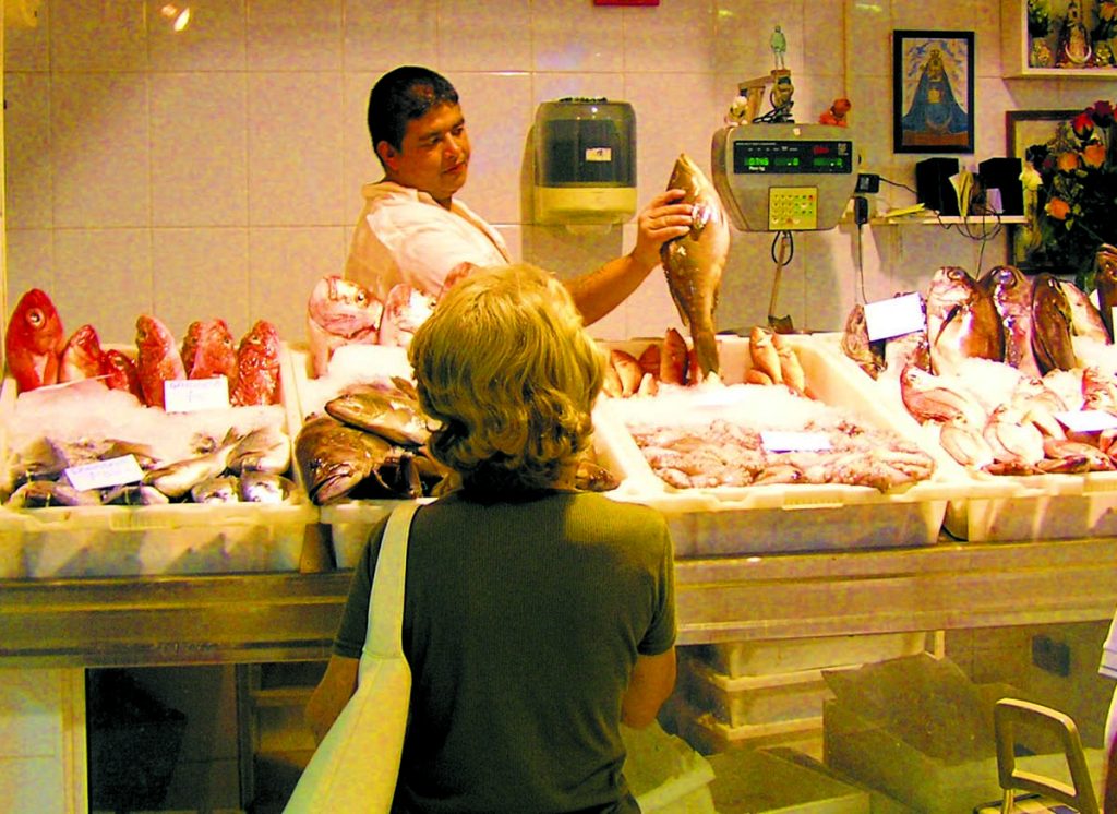 Un vendedor de pescado en el mercado de "Nuestra Señora de África"