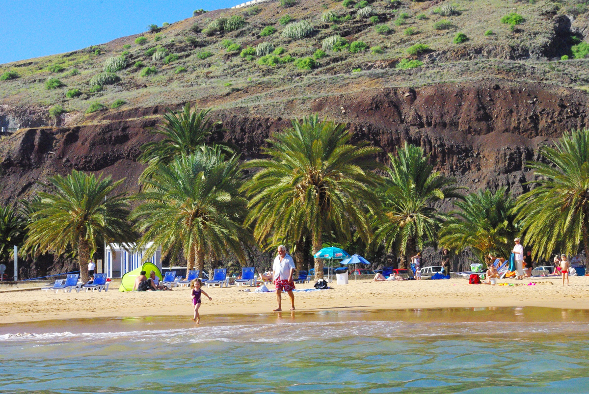 La emblemática playa de Las Teresitas encanta a jóvenes y mayores