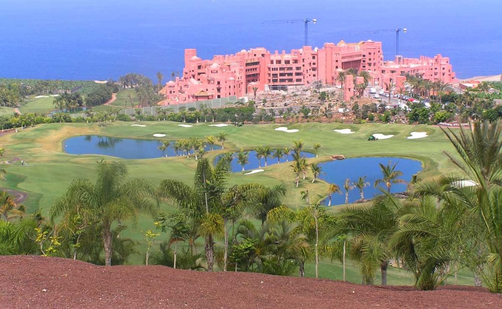 El campo de golf con el Hotel Abama en el fondo 